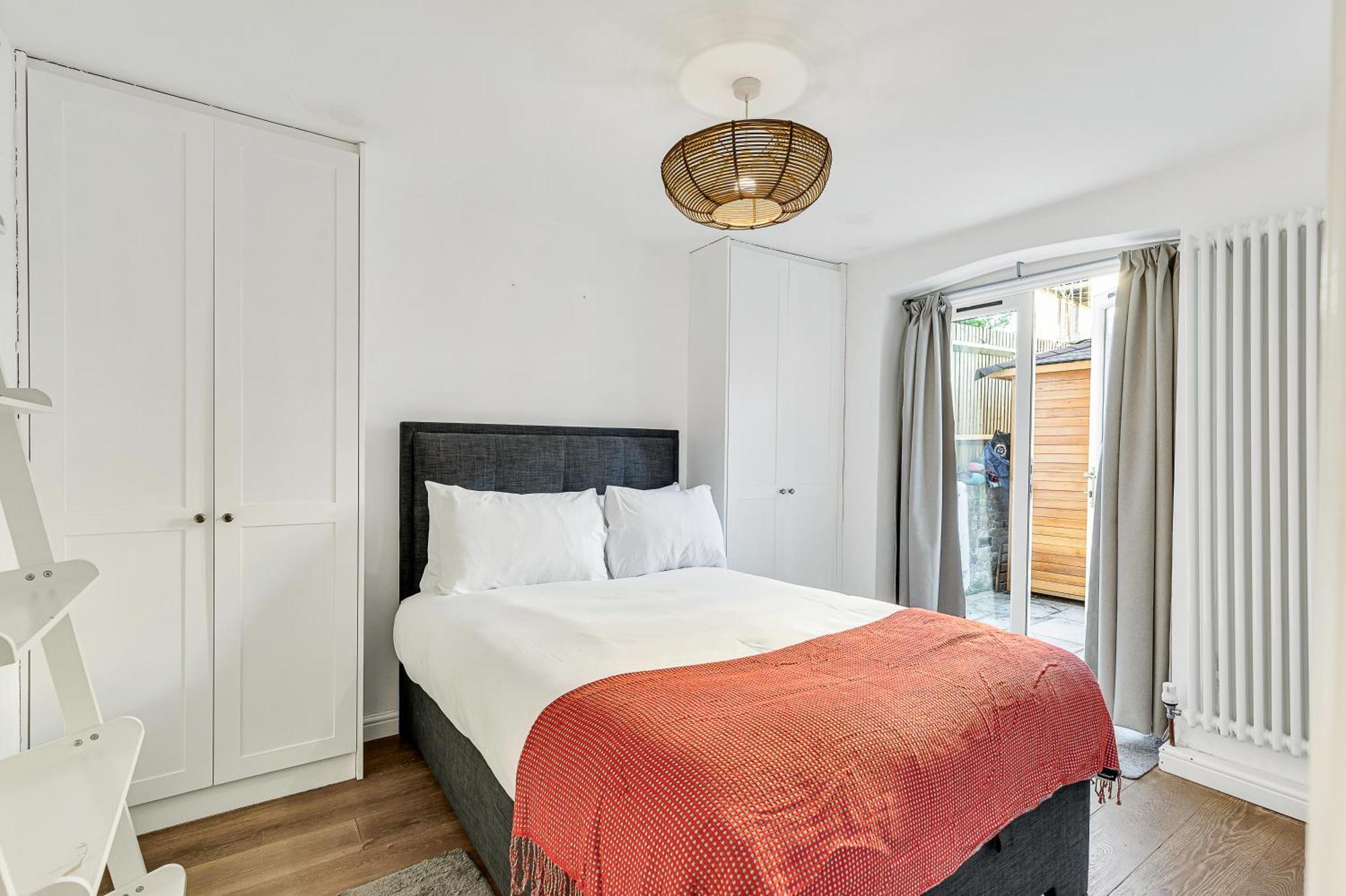 Clapham Oasis: 1 Bedroom, Sauna, Garden Retreat * Londra